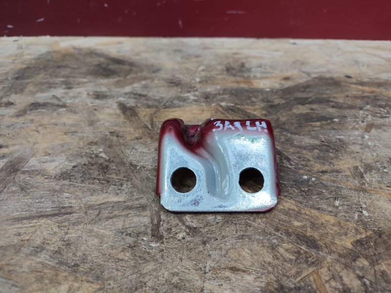 Петля двери