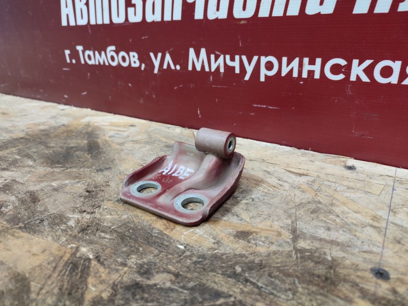 Петля двери