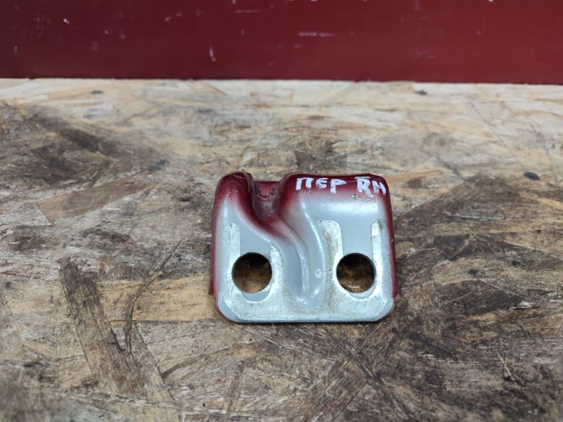 Петля двери