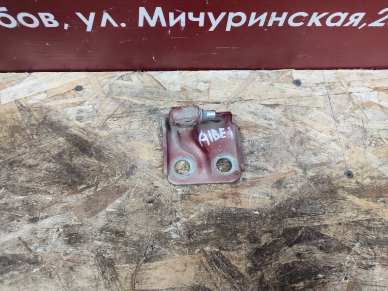 Петля двери