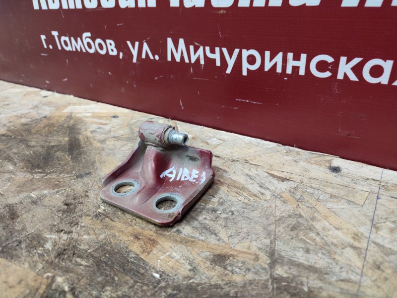 Петля двери