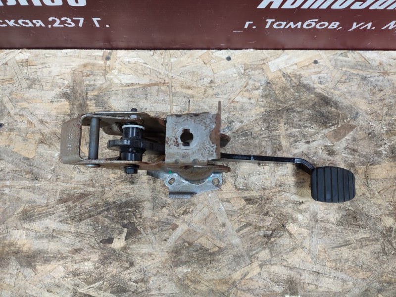 Педаль тормоза