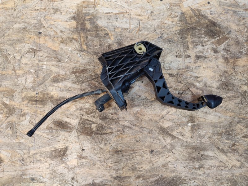 Педаль сцепления