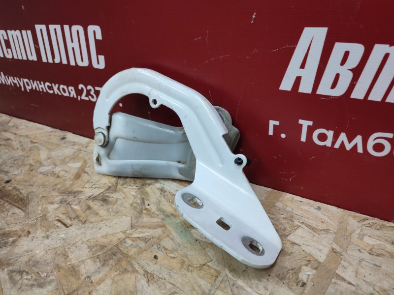 Петля капота