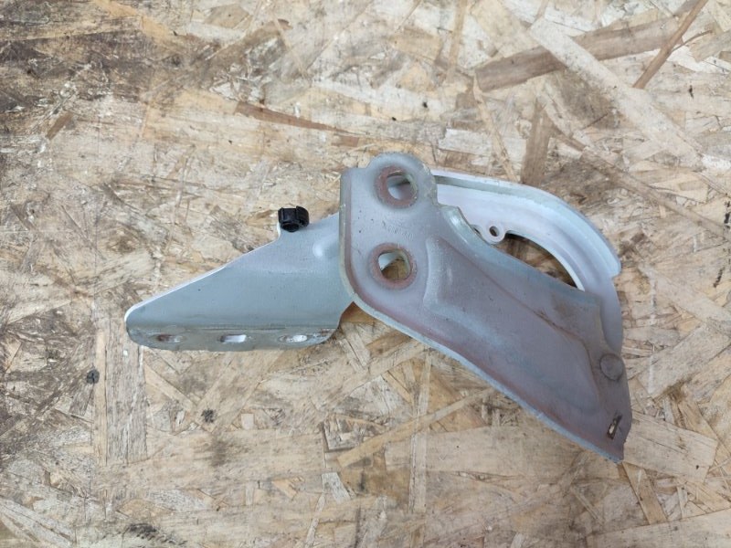 Петля капота