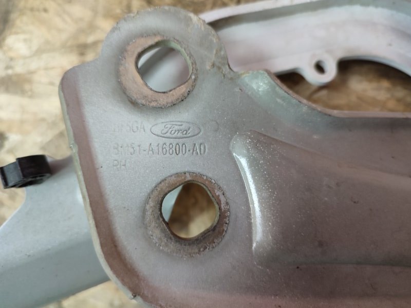 Петля капота