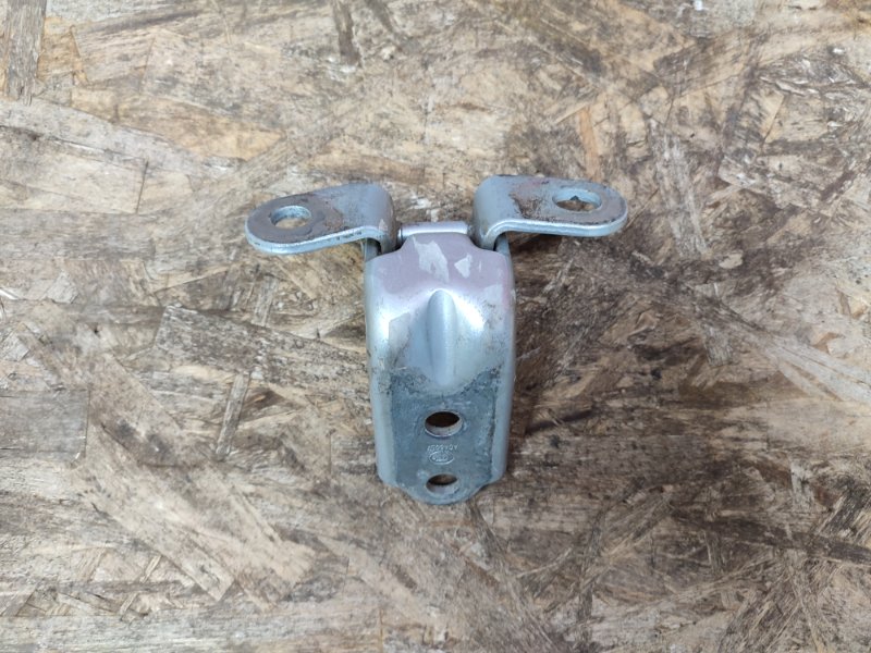 Петля двери