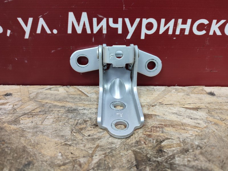 Петля двери