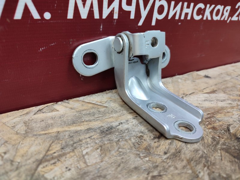 Петля двери