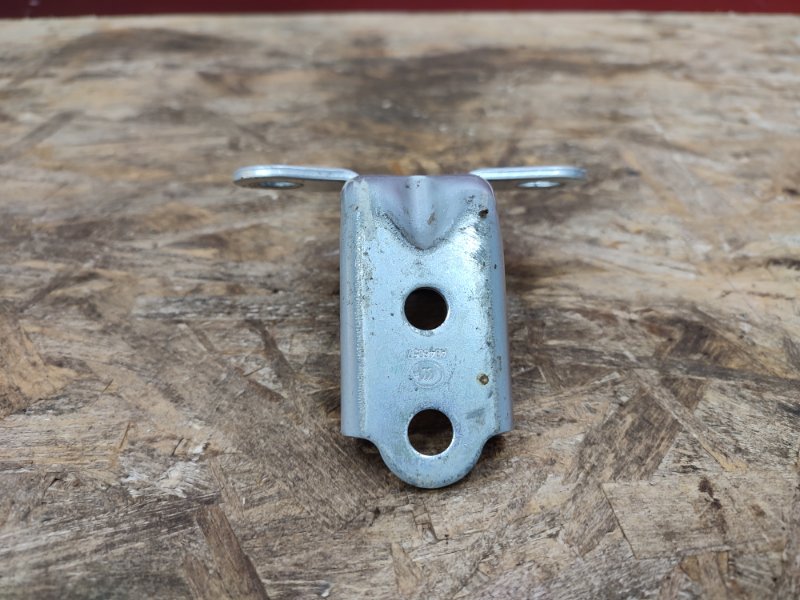 Петля двери