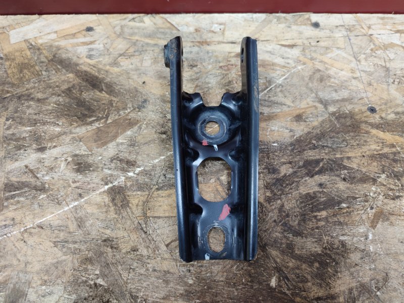 Кронштейн опоры двигателя