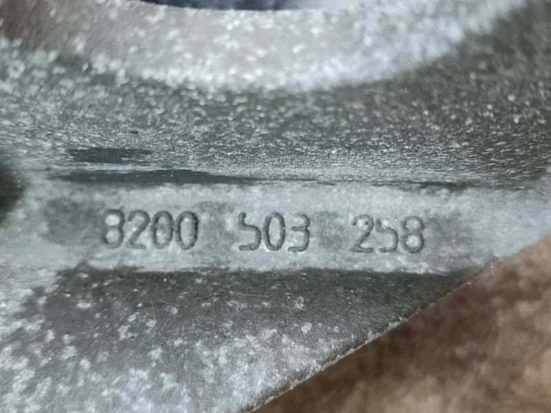 Кронштейн впускного коллектора