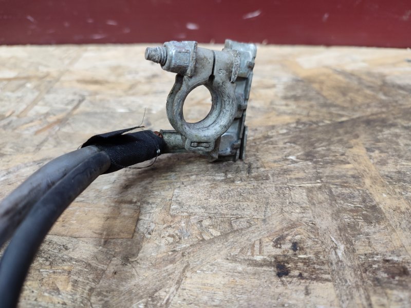 Клемма аккумулятора (минусовая)