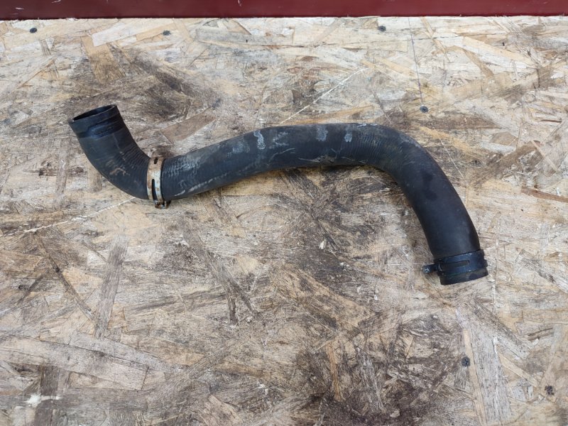 Верхний патрубок радиатора