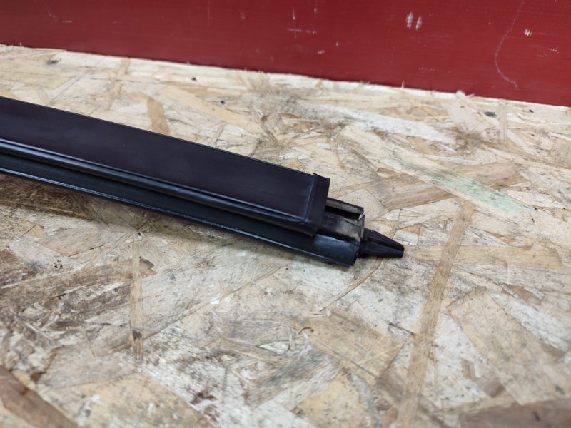 Направляющая стекла двери