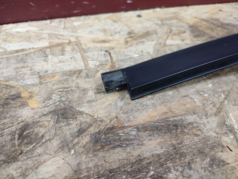 Направляющая стекла двери