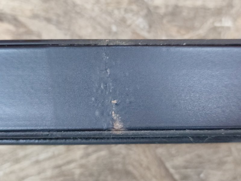 Направляющая стекла двери