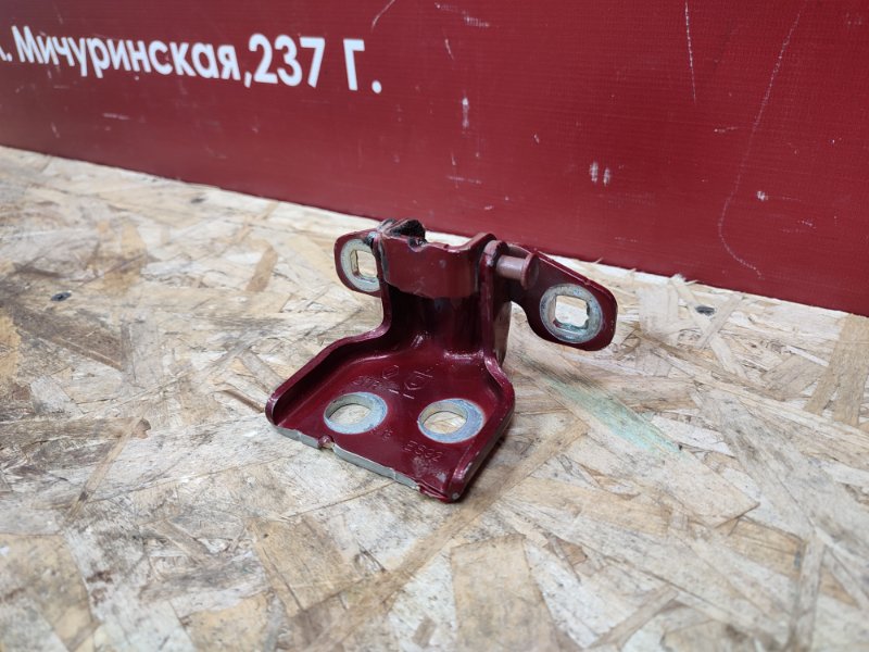 Петля двери