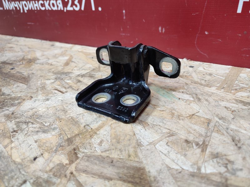 Петля двери