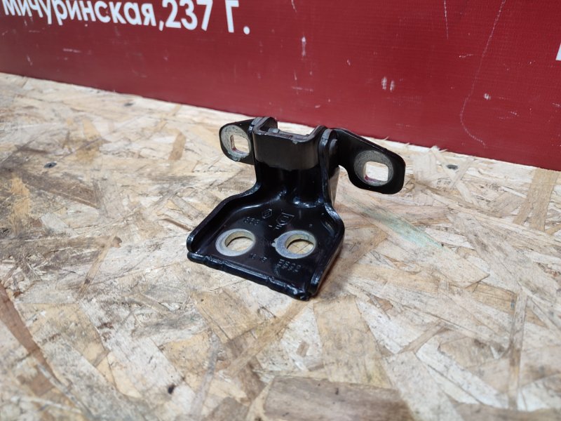 Петля двери