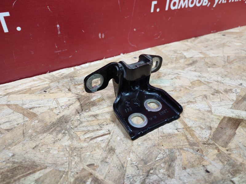 Петля двери