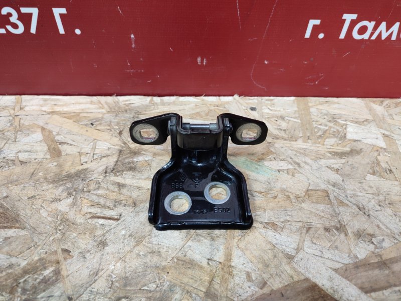 Петля двери