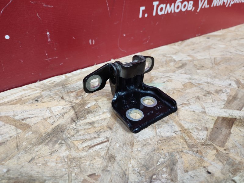 Петля двери