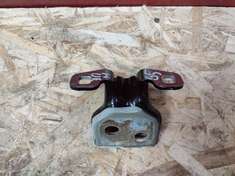 Петля двери