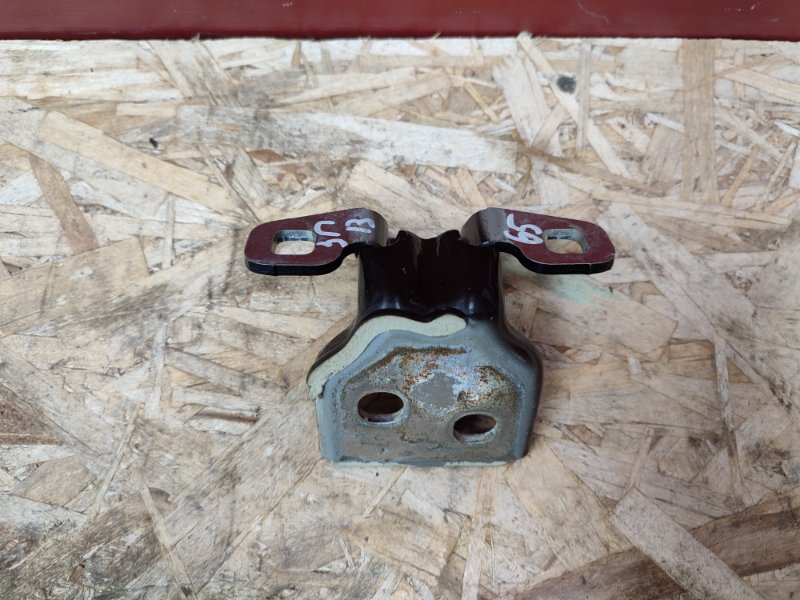 Петля двери