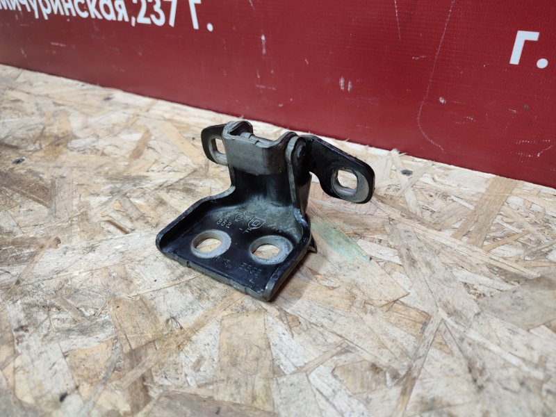 Петля двери