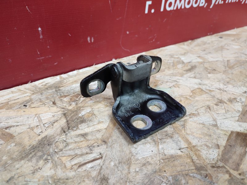 Петля двери