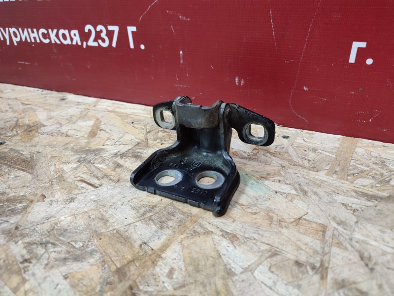 Петля двери