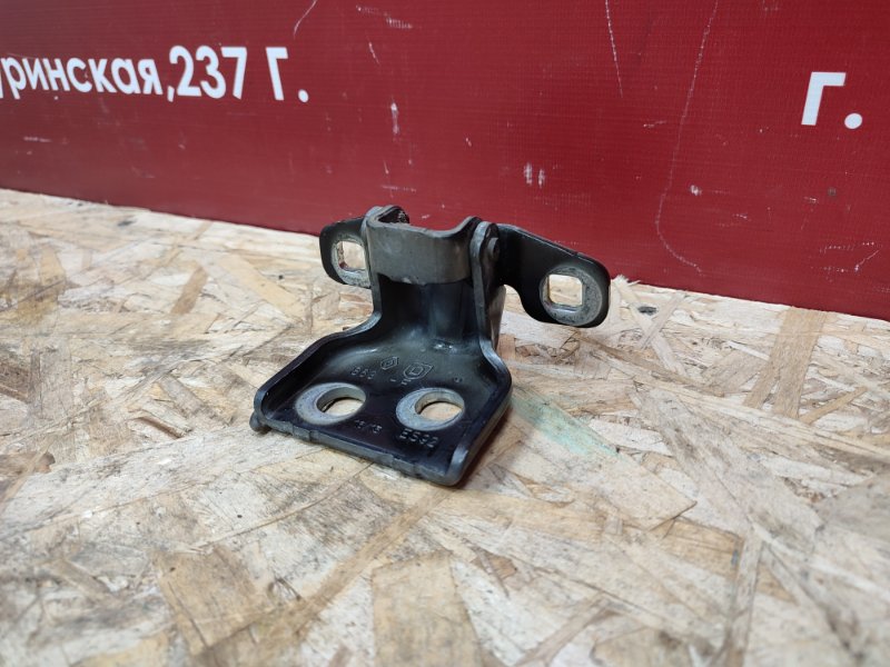 Петля двери