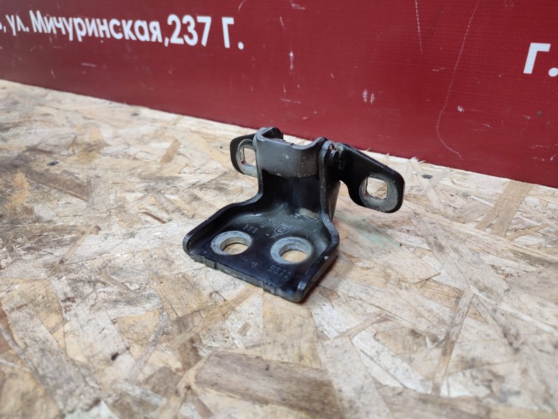 Петля двери