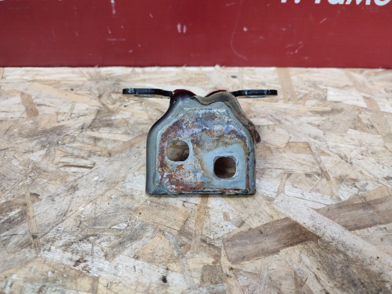 Петля двери