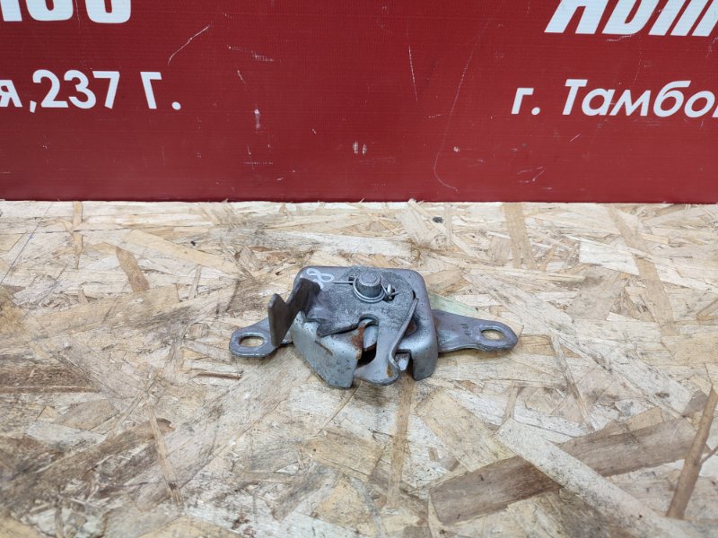 Замок капота