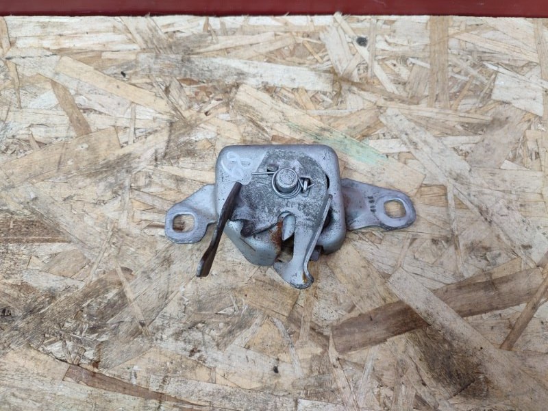 Замок капота