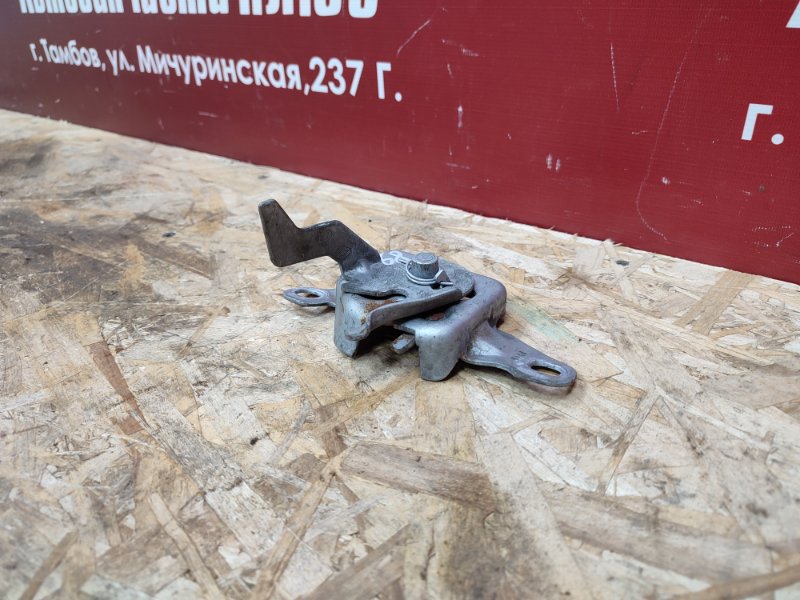 Замок капота