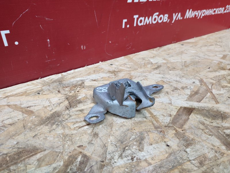 Замок капота