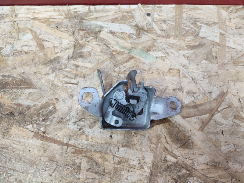 Замок капота