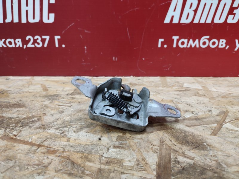 Замок капота