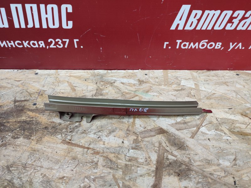 Направляющая стекла двери