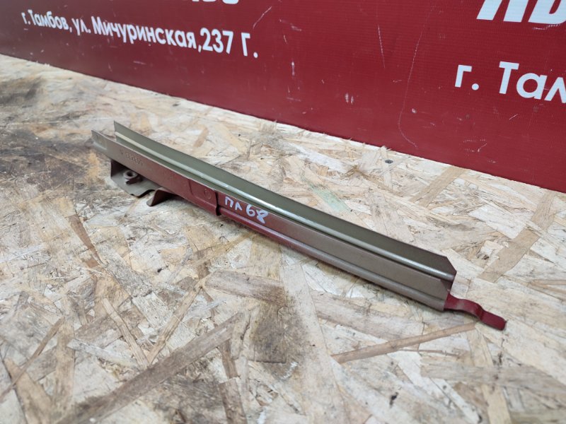 Направляющая стекла двери