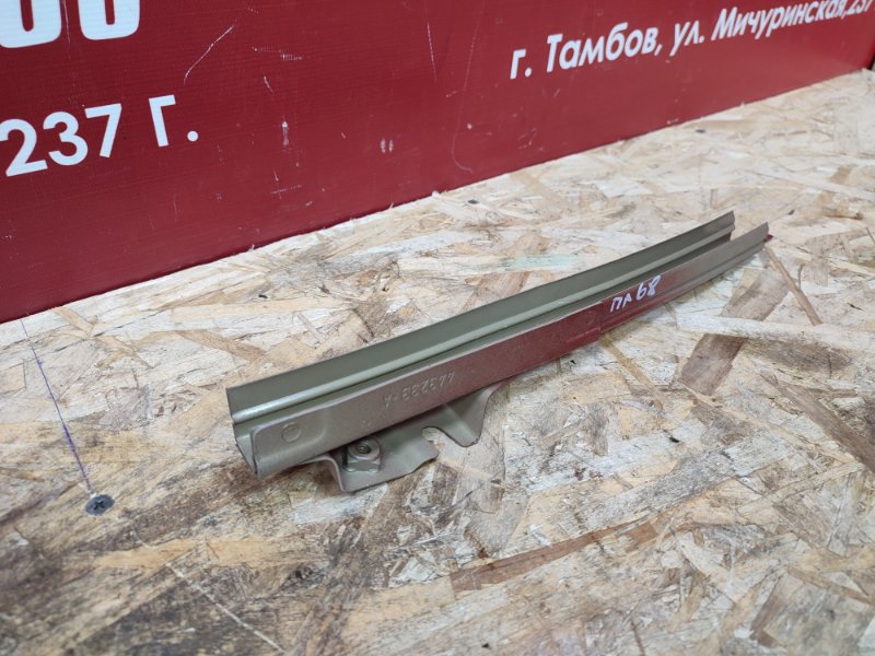 Направляющая стекла двери