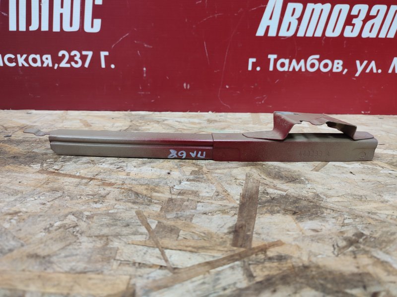 Направляющая стекла двери