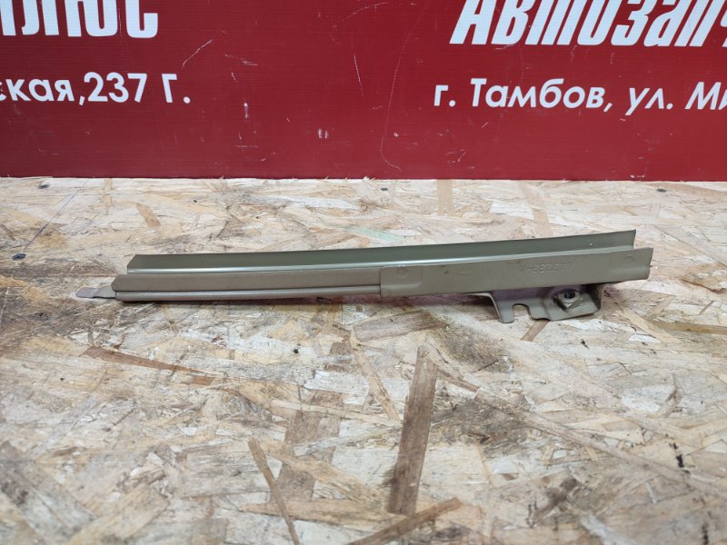 Направляющая стекла двери