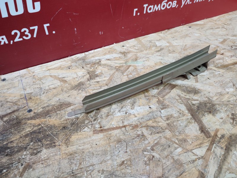 Направляющая стекла двери