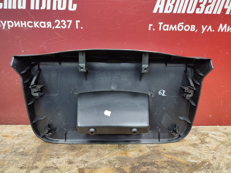 Обшивка двери багажника