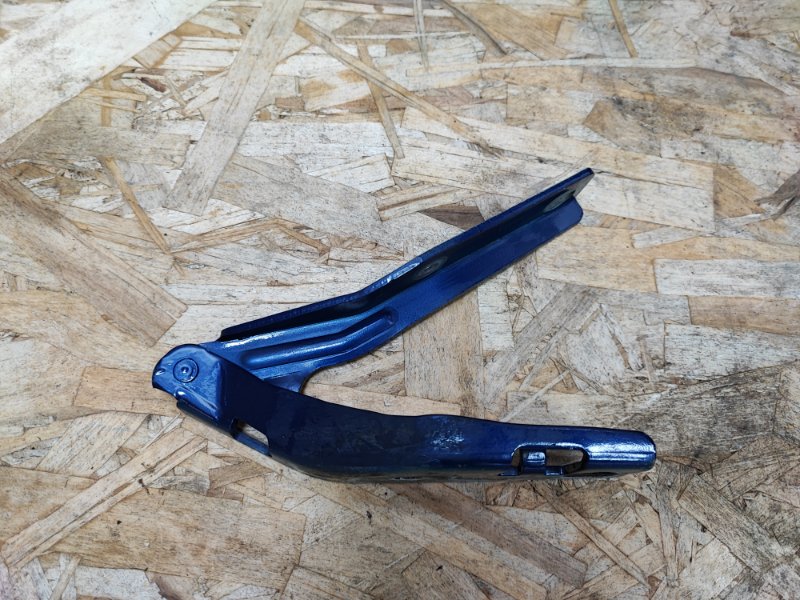 Петля капота