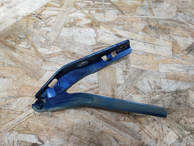 Петля капота